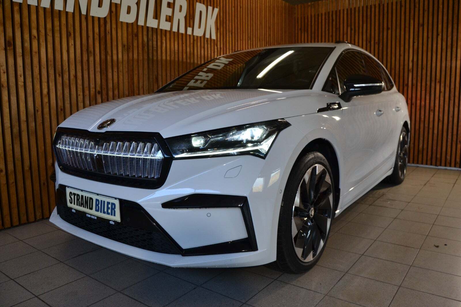 Hvid Skoda Enyaq fra 2022 set udefra