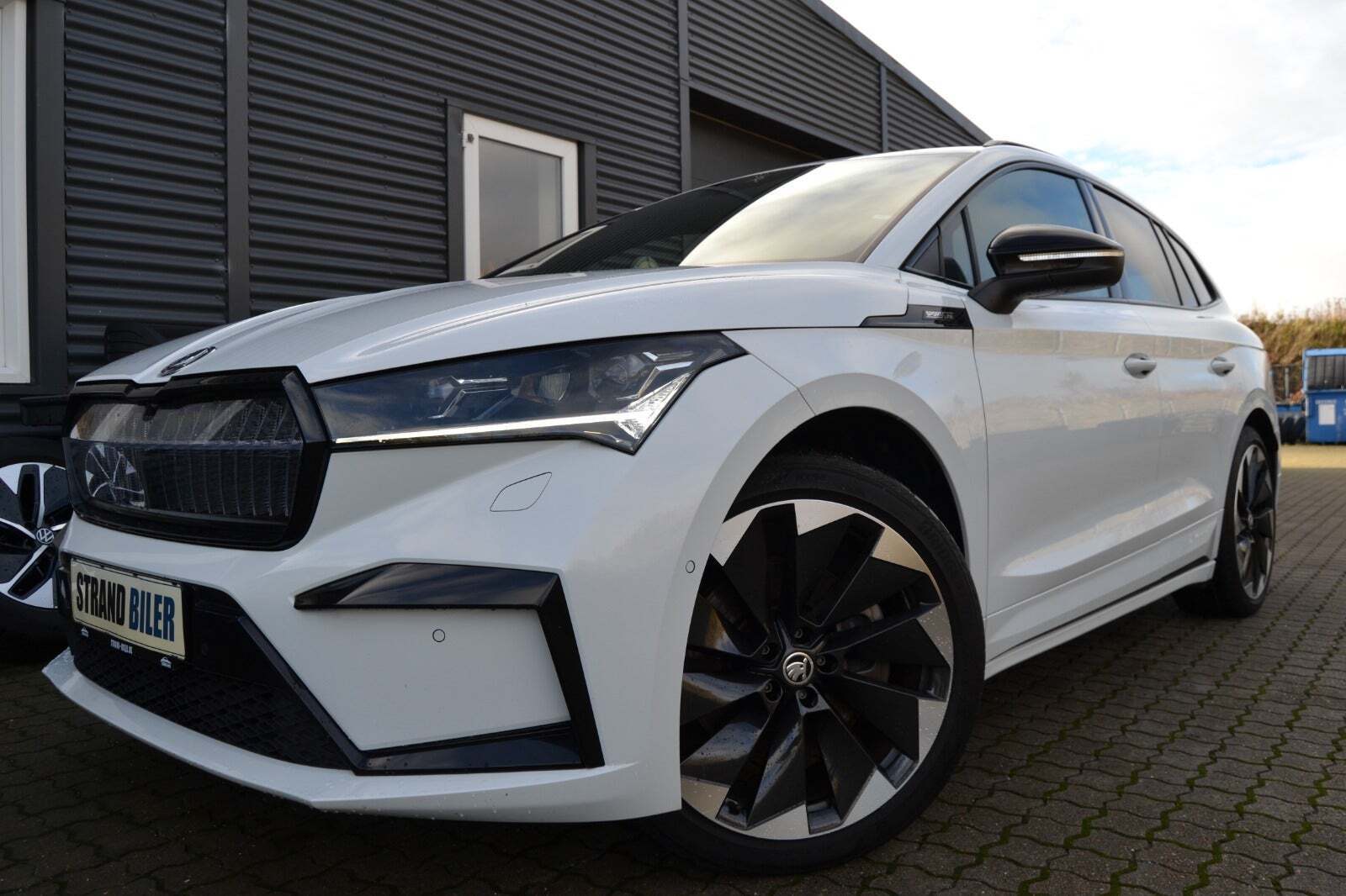Hvid Skoda Enyaq fra 2022