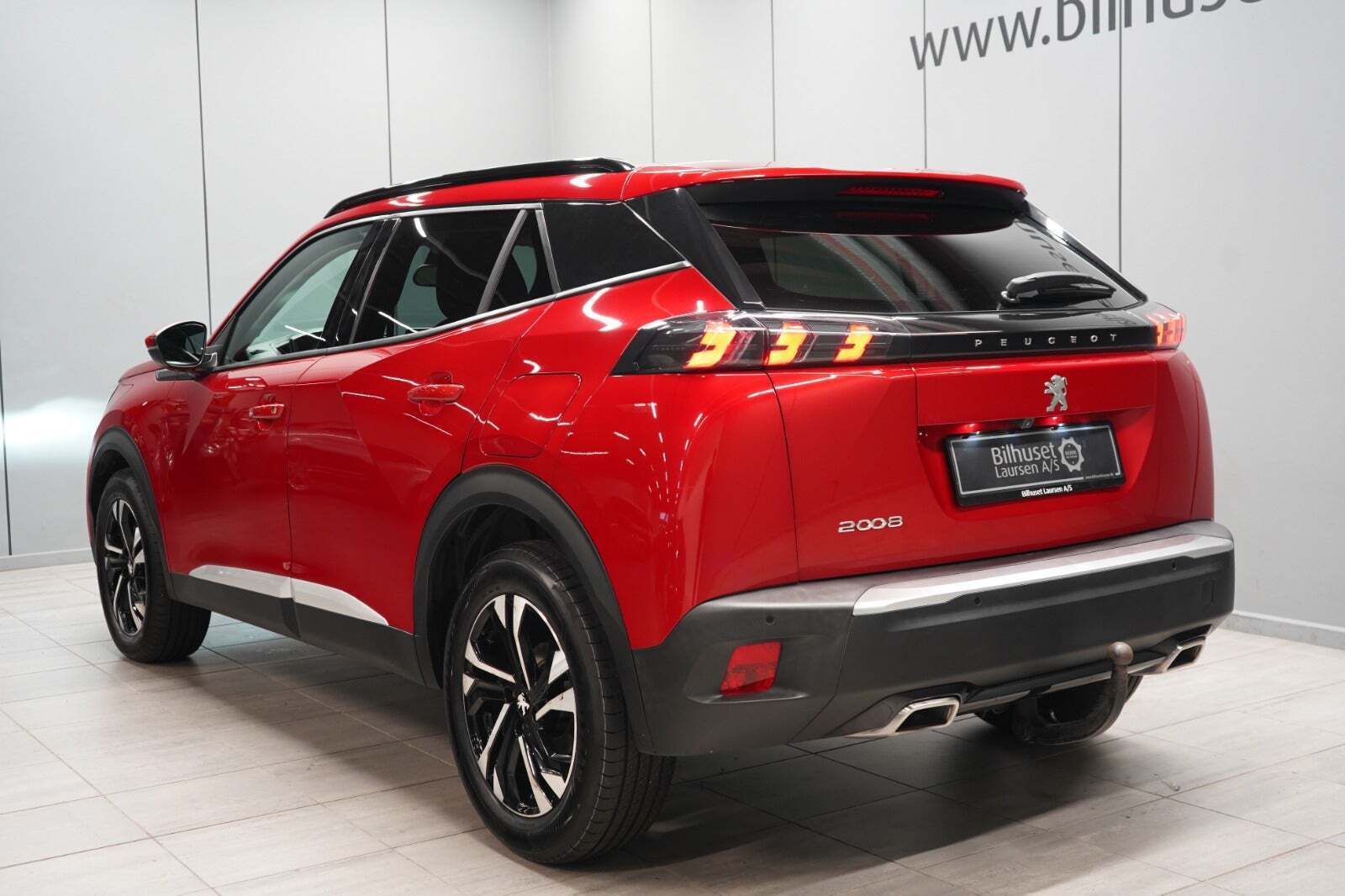 Rød Peugeot 2008 fra 2020