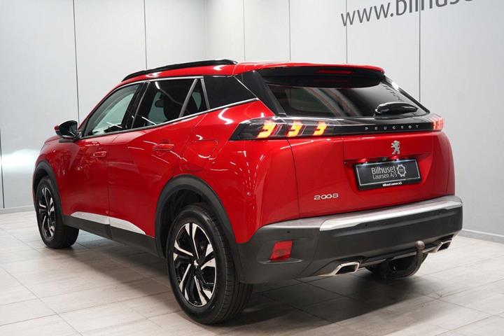 Rød Peugeot 2008 fra 2020