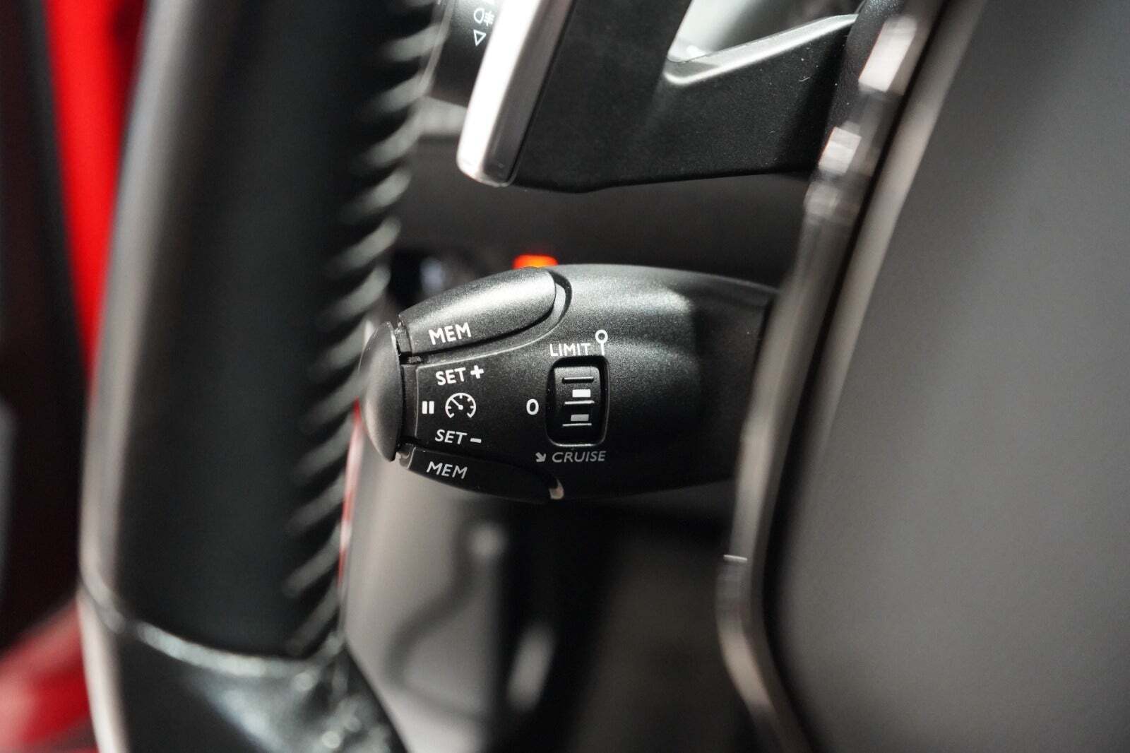 Rød Peugeot 2008 fra 2020