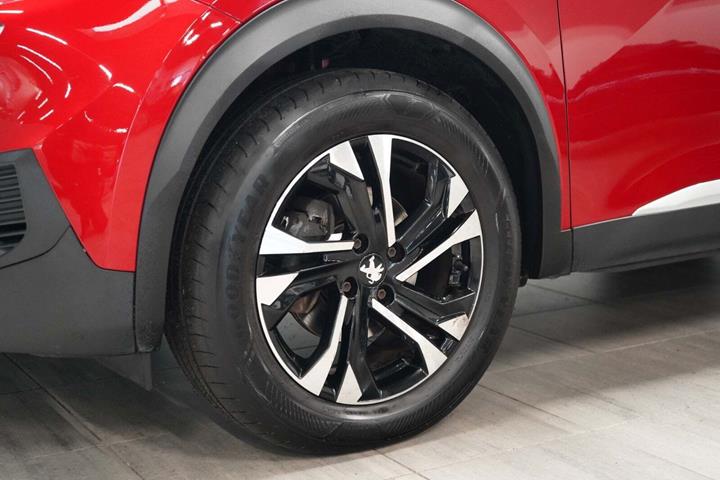 Rød Peugeot 2008 fra 2020