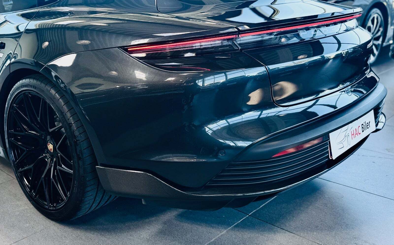 Grå Porsche Taycan 4S fra 2022