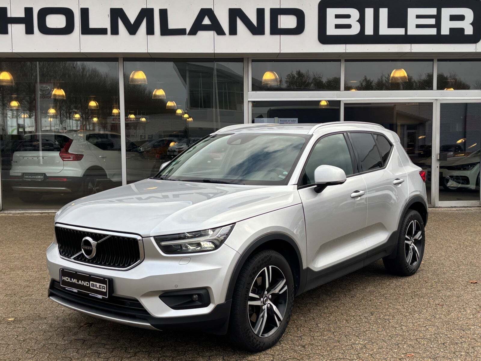 Sølv Volvo XC40 fra 2018 set udefra