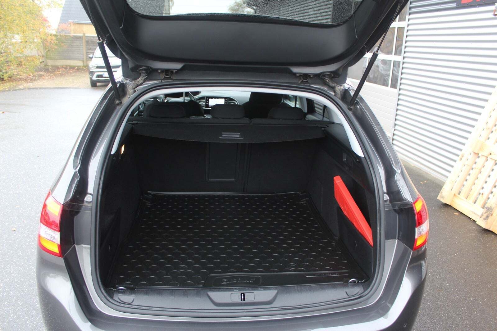 Grå Peugeot 308 fra 2021