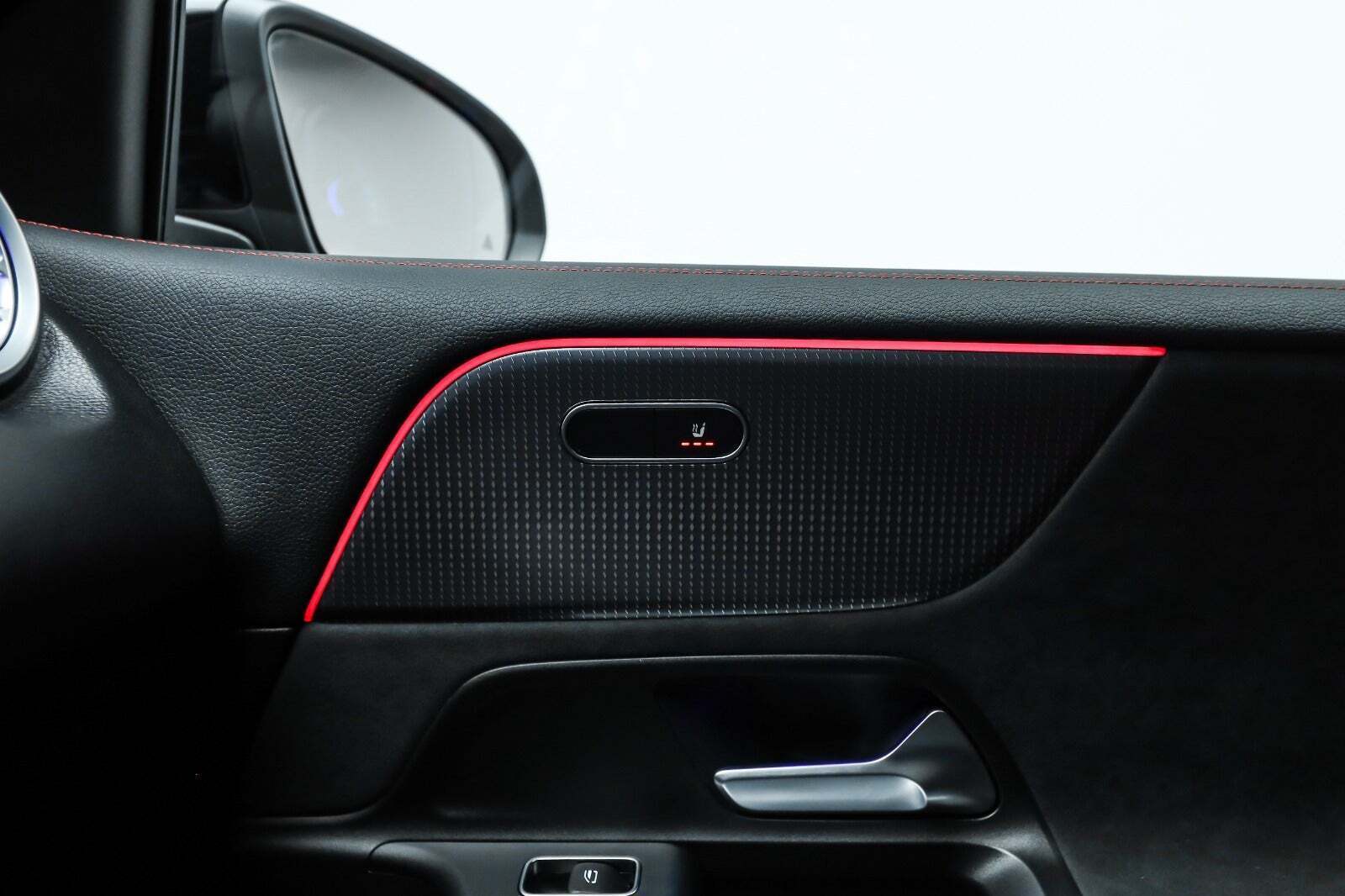 Grå Mercedes EQB350 fra 2024