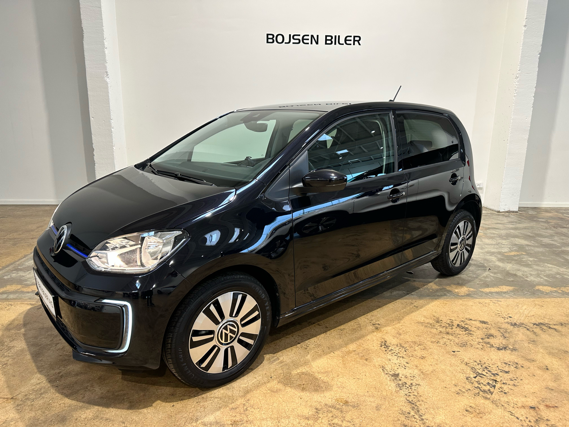 Sort VW e-up fra 2022 set udefra