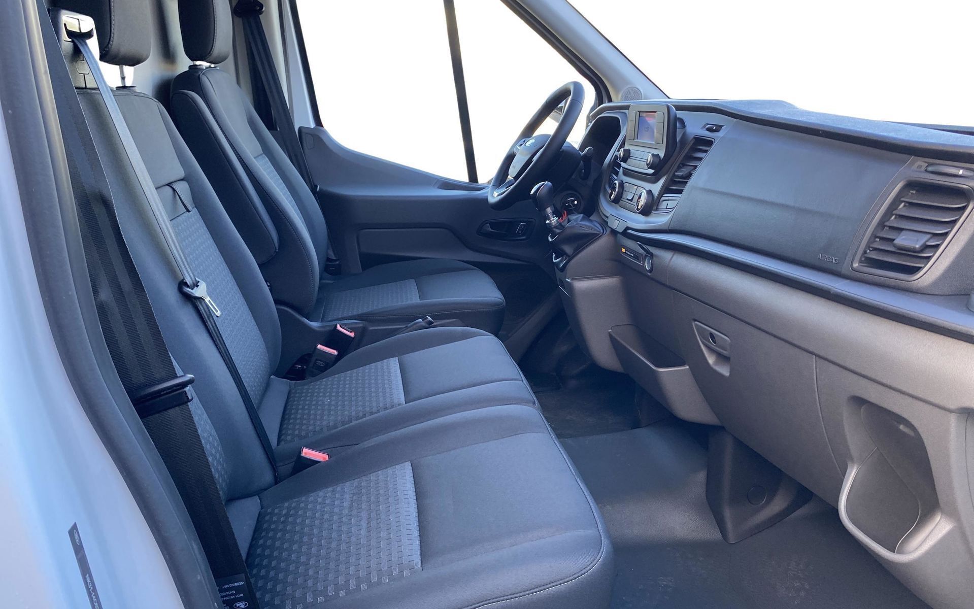 Hvid Ford Transit fra 2025