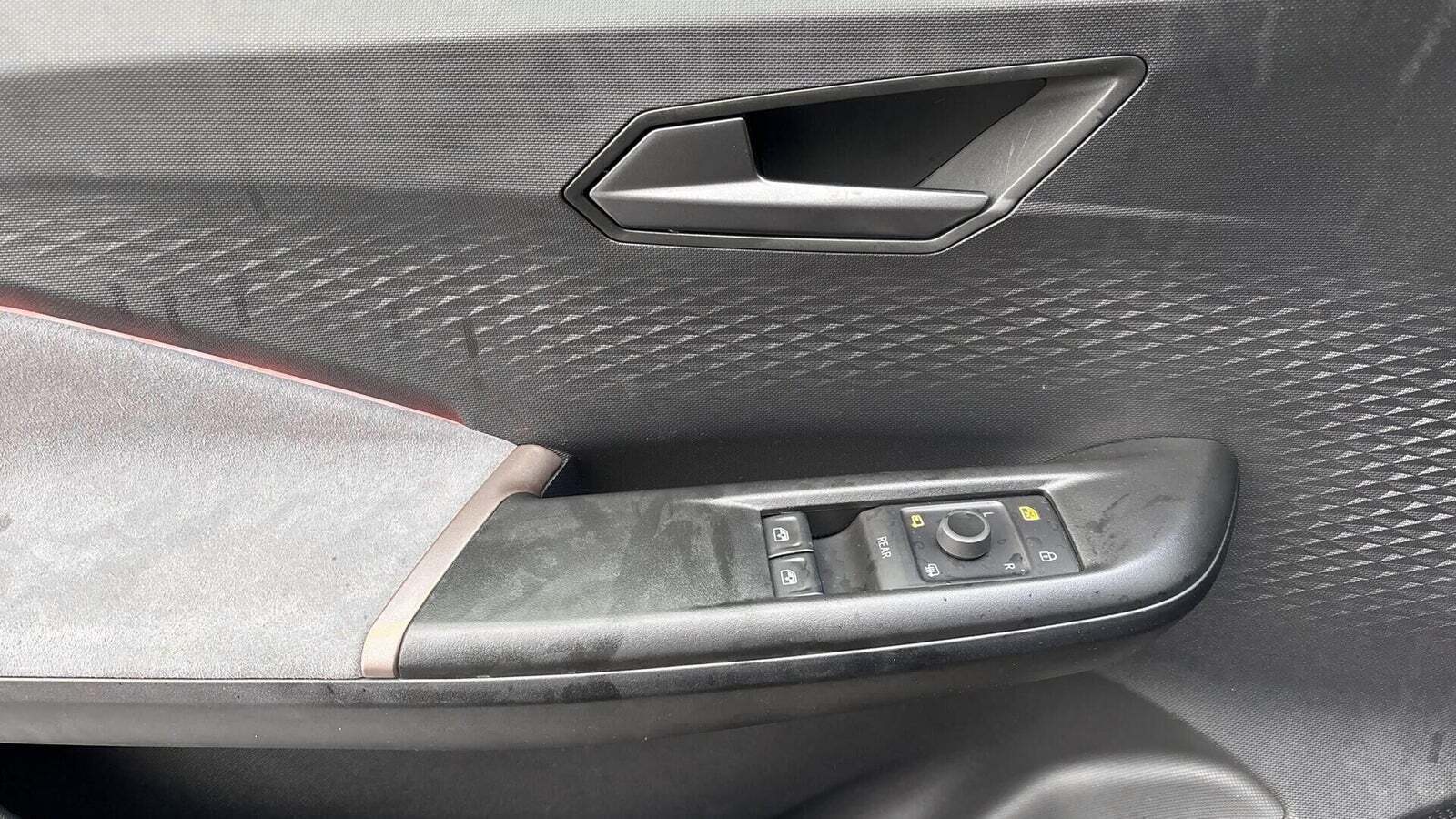 Grå Cupra Born fra 2023