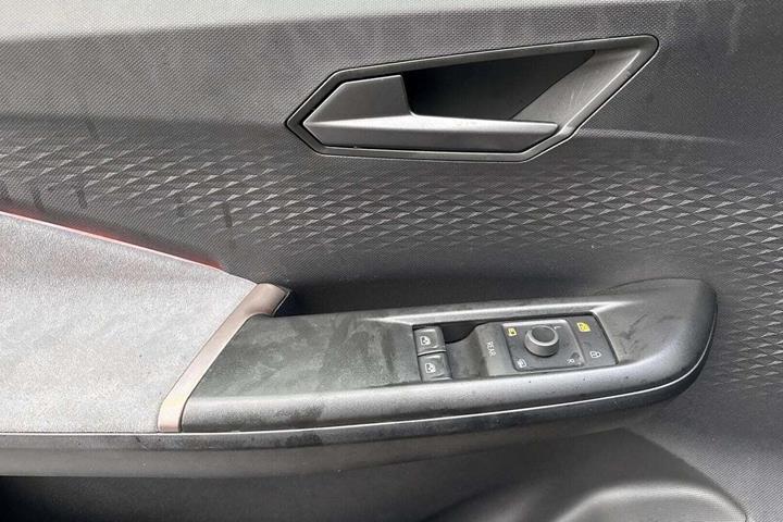 Grå Cupra Born fra 2023