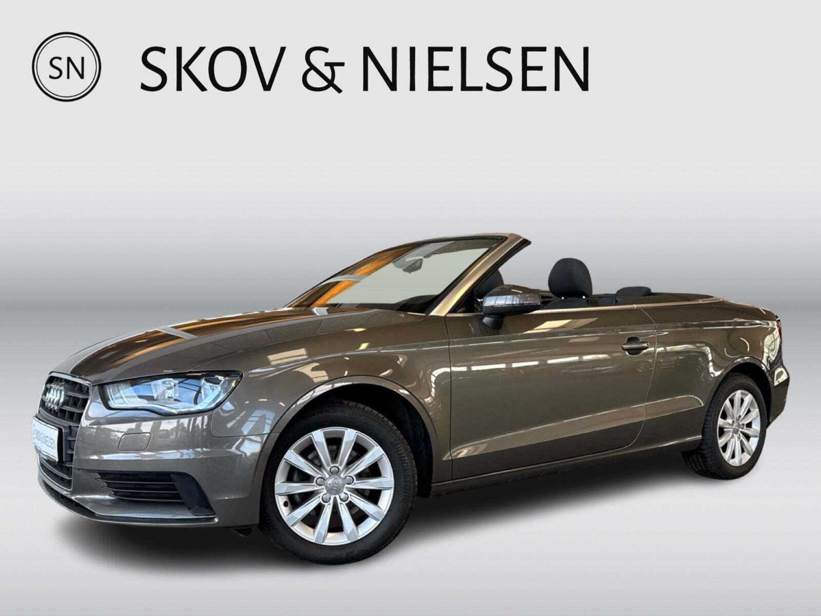 Grå Audi A3 fra 2016 set udefra