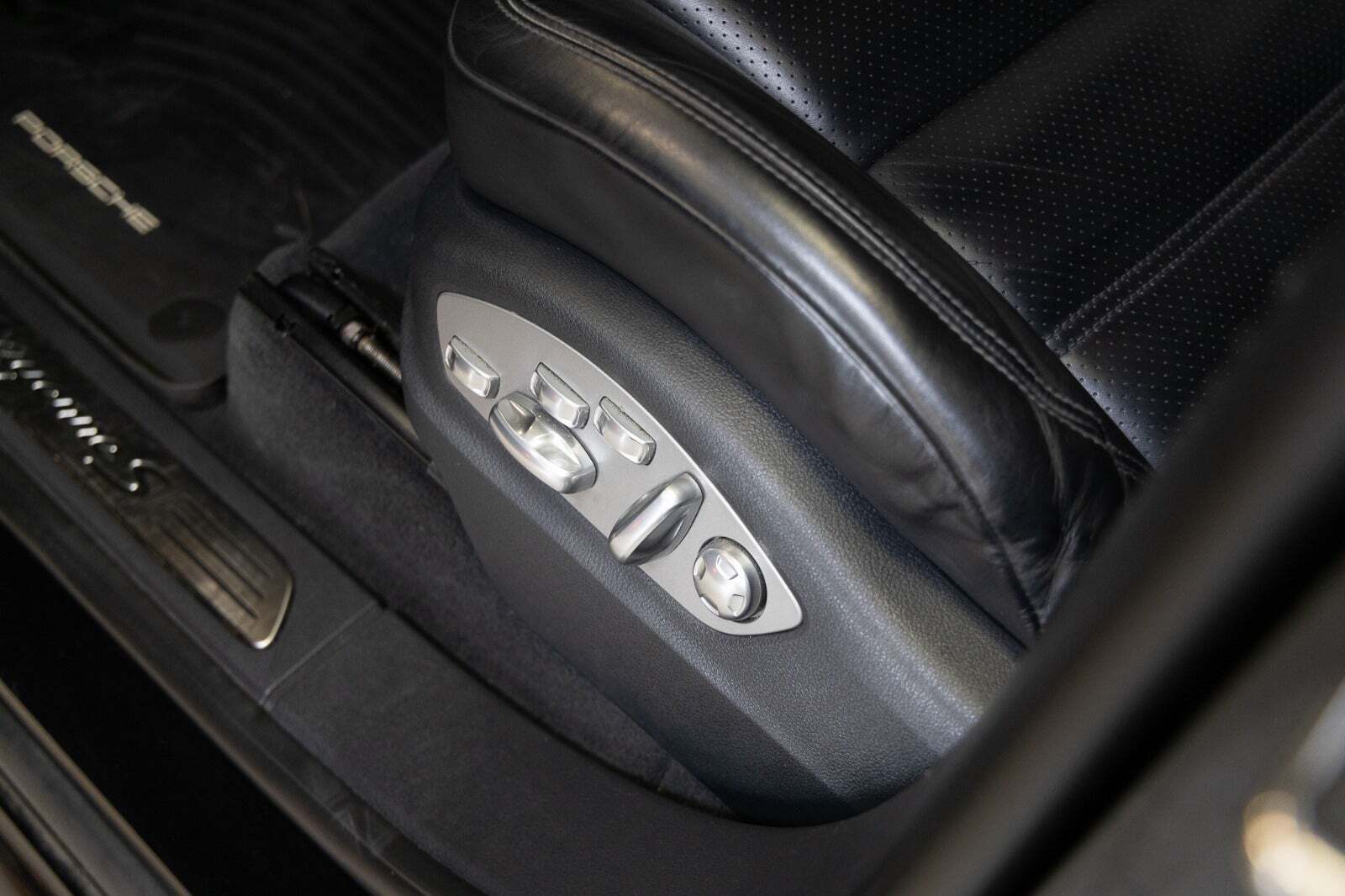 Sort Porsche Cayenne S fra 2016