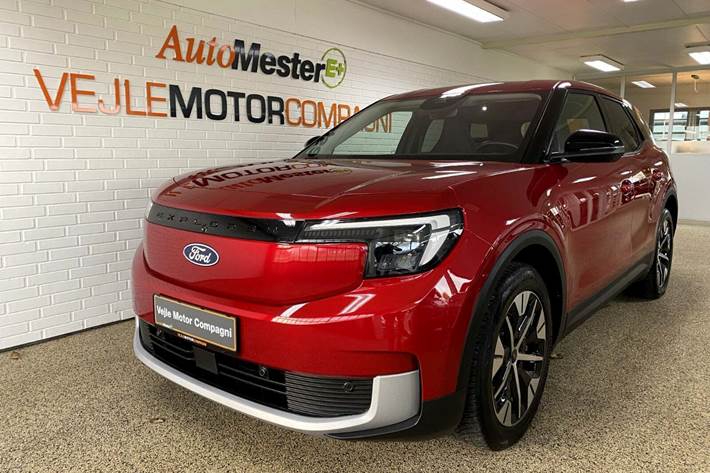 Rød Ford Explorer fra 2024 set udefra