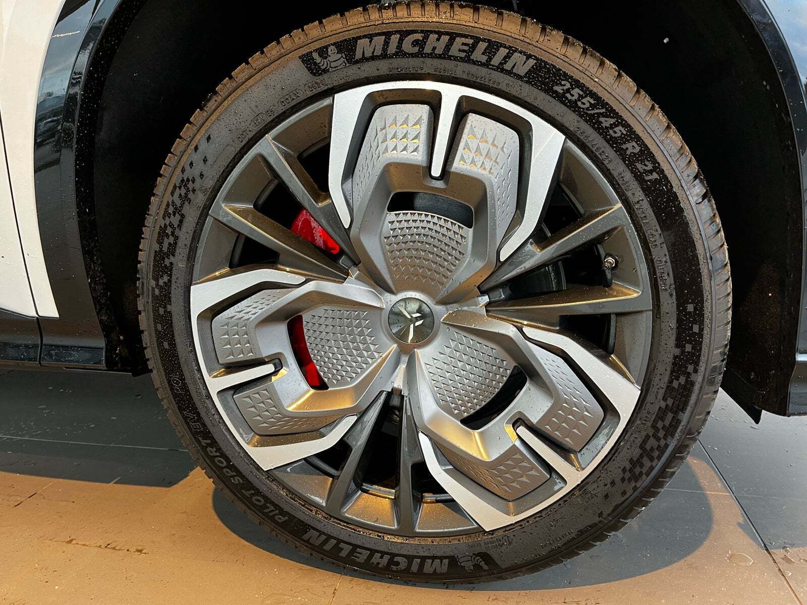 Hvid Hongqi EHS7 fra 2025