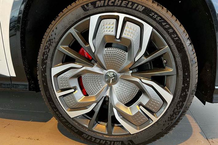 Hvid Hongqi EHS7 fra 2025