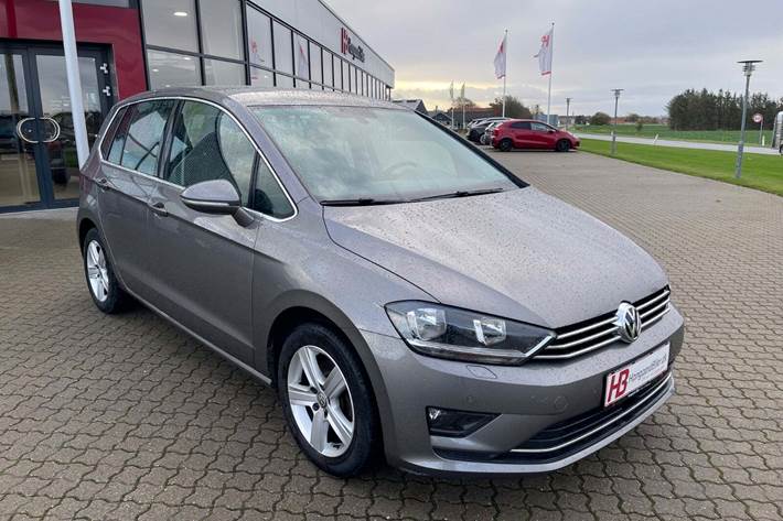 Rød VW Golf Sportsvan fra 2015 set udefra