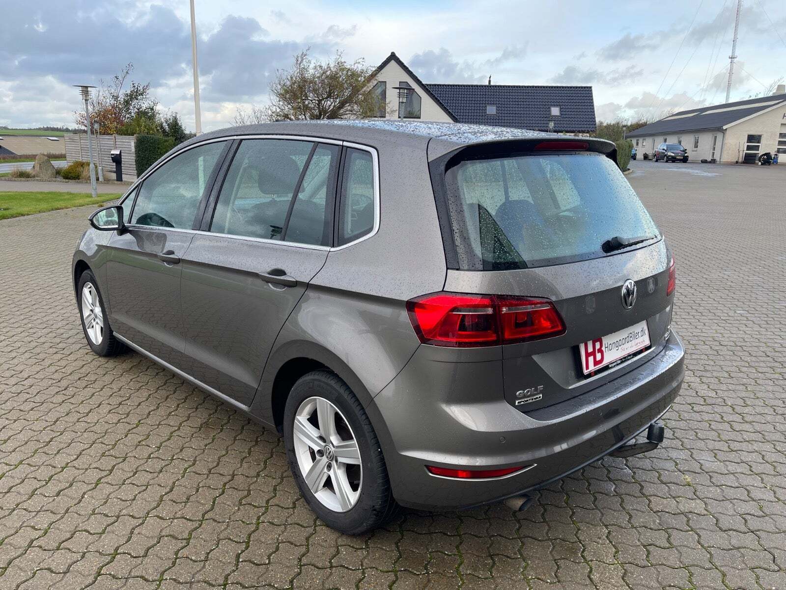 Rød VW Golf Sportsvan fra 2015