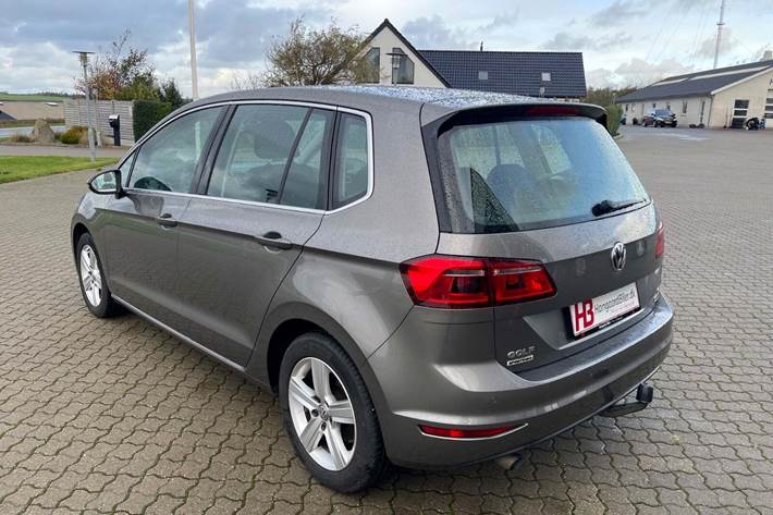 Rød VW Golf Sportsvan fra 2015