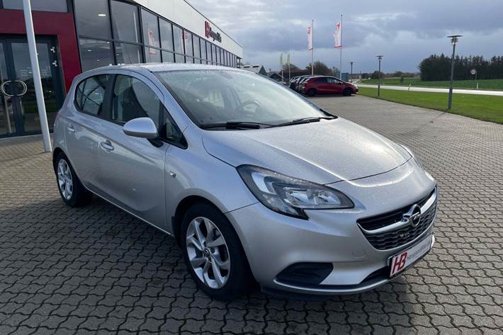 Sølv Opel Corsa fra 2017 set udefra
