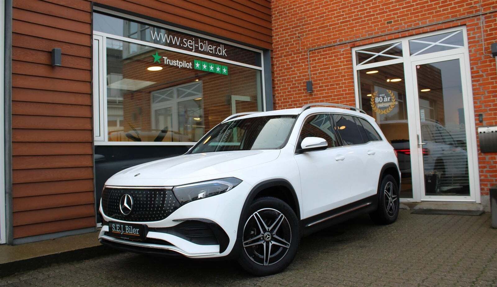 Hvid Mercedes EQB350 fra 2024