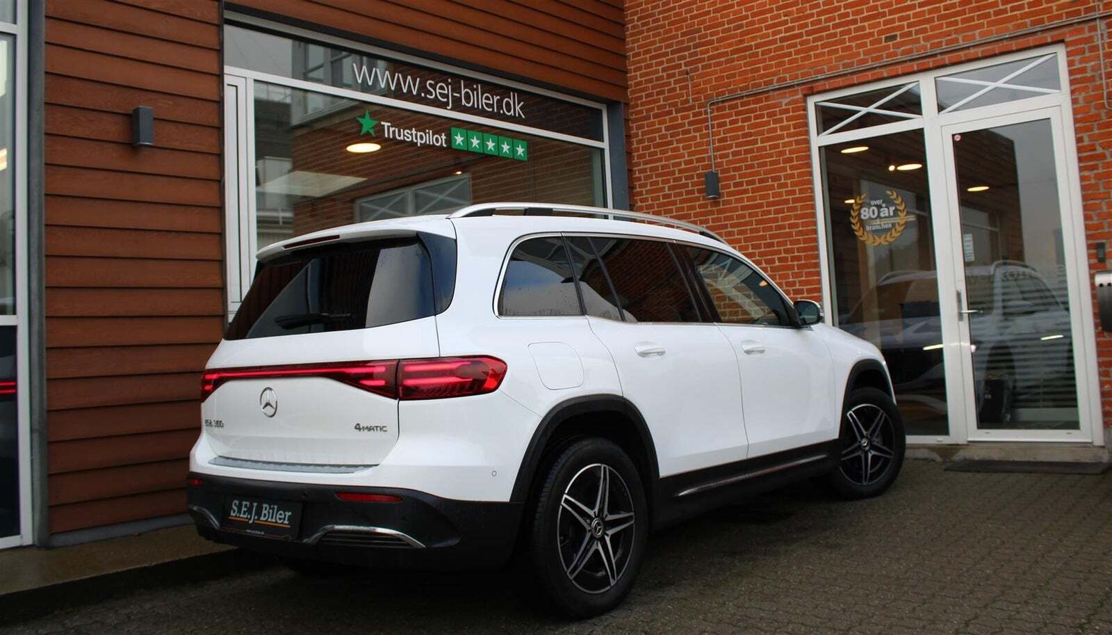 Hvid Mercedes EQB350 fra 2024