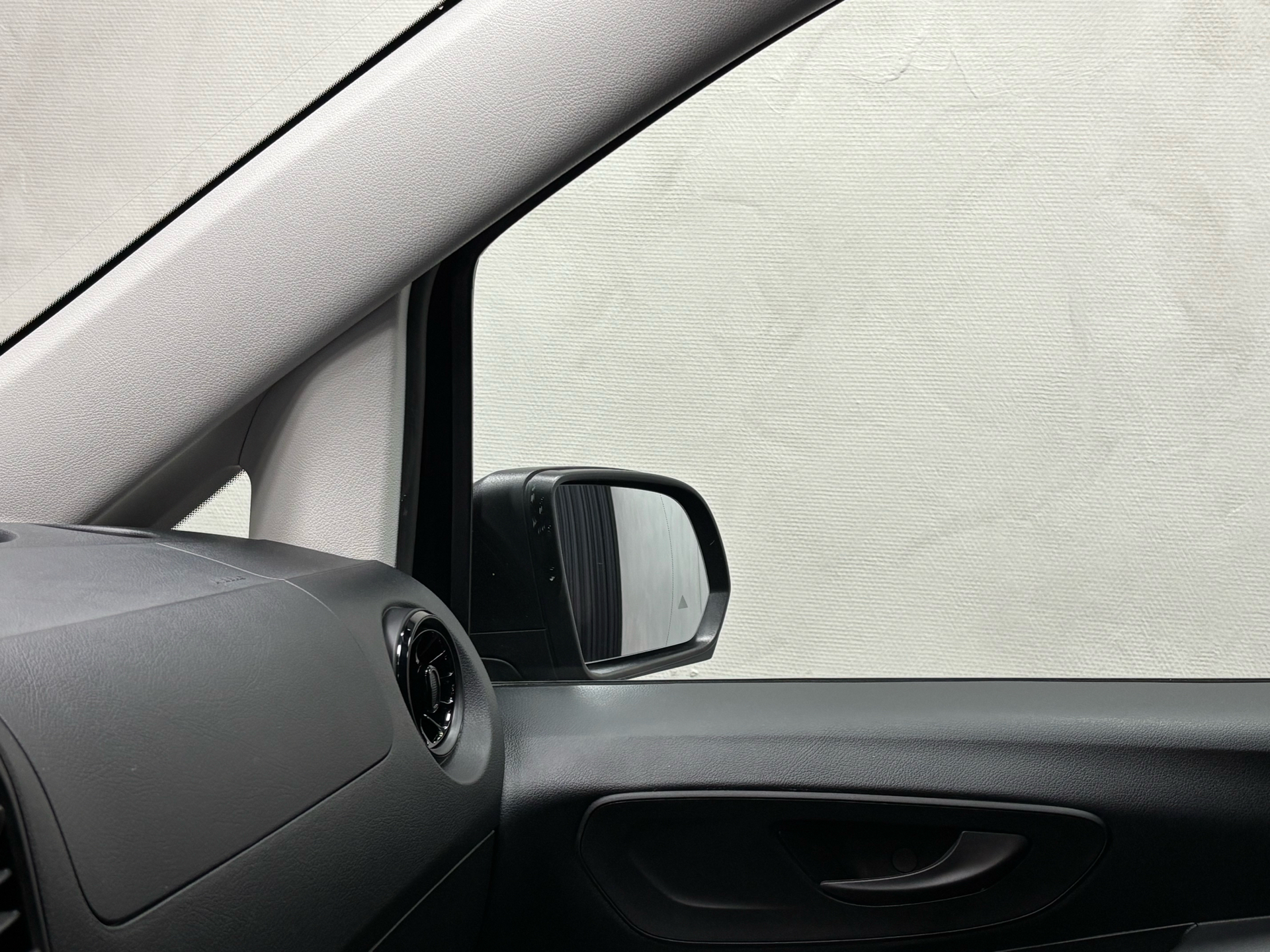 Sort Mercedes eVito fra 2025