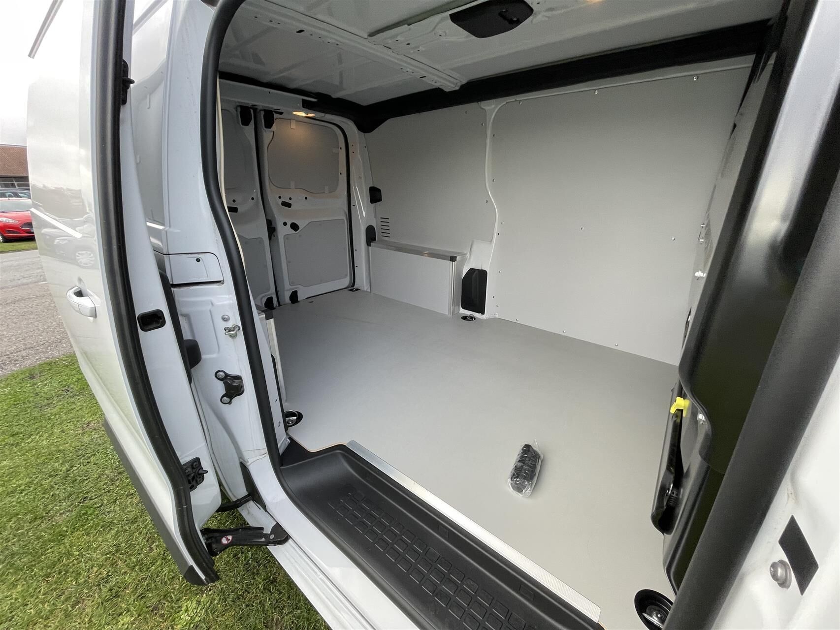 Hvid Opel Vivaro-e fra 2023