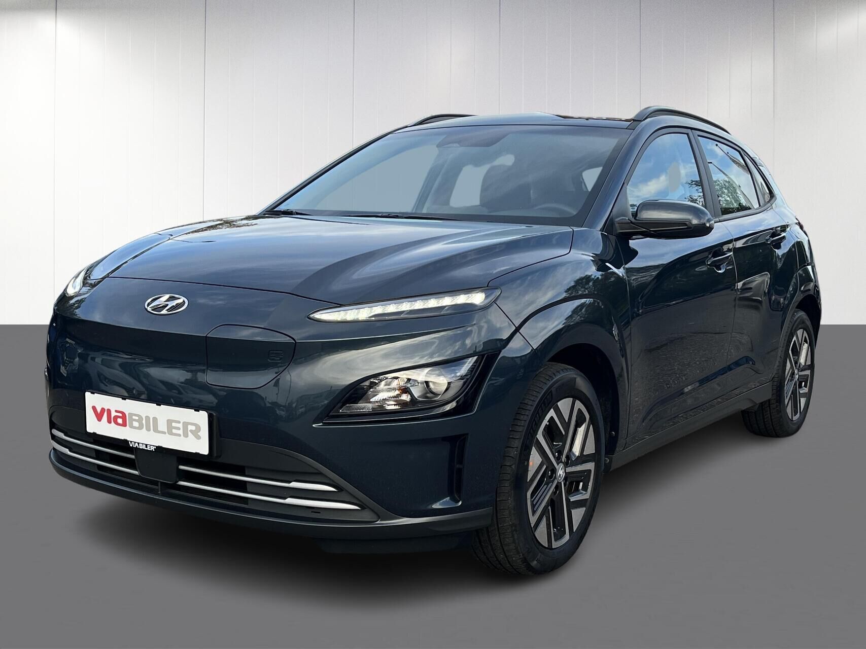 Blå Hyundai Kona fra 2023 set udefra