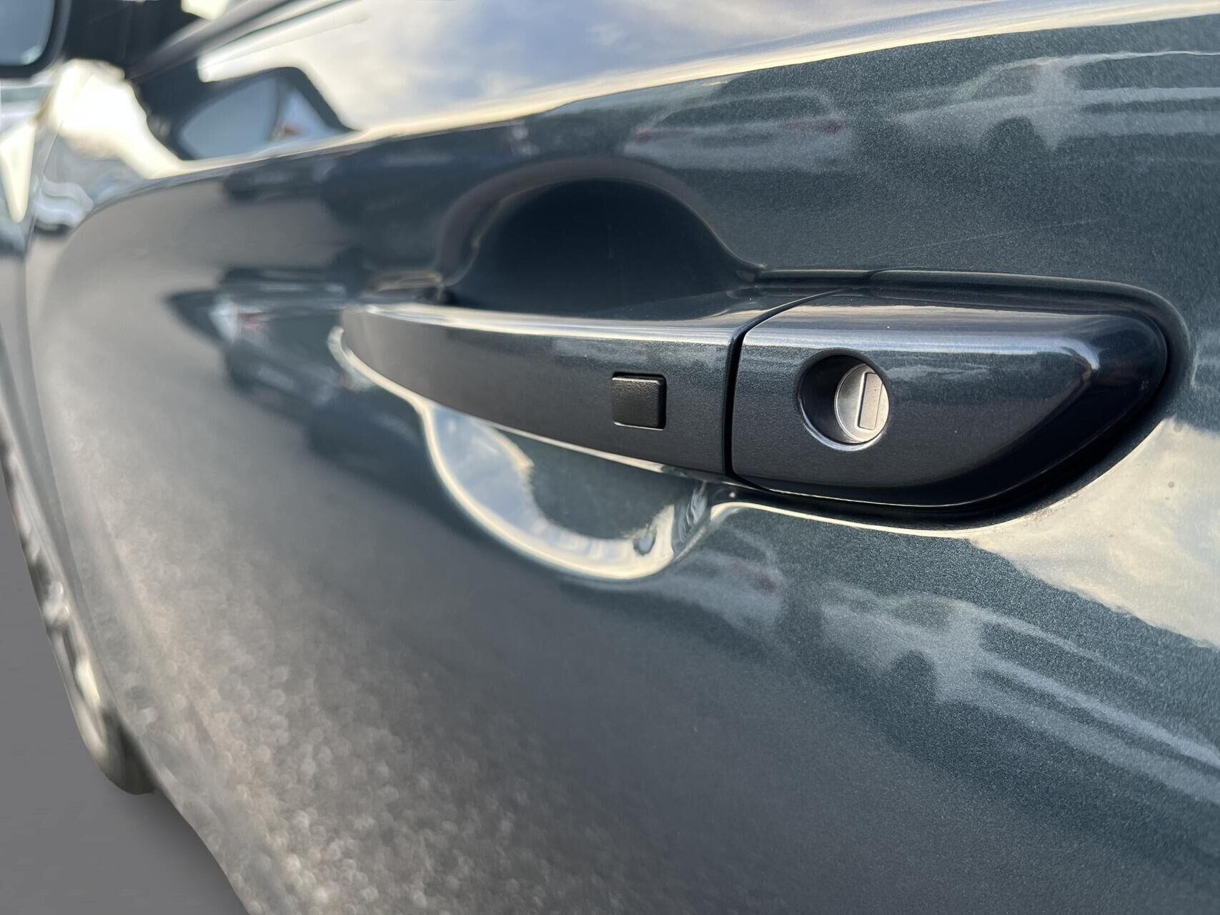 Blå Hyundai Kona fra 2023