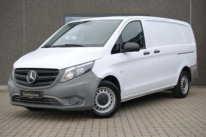 Hvid Mercedes Vito 114 fra 2020 set udefra