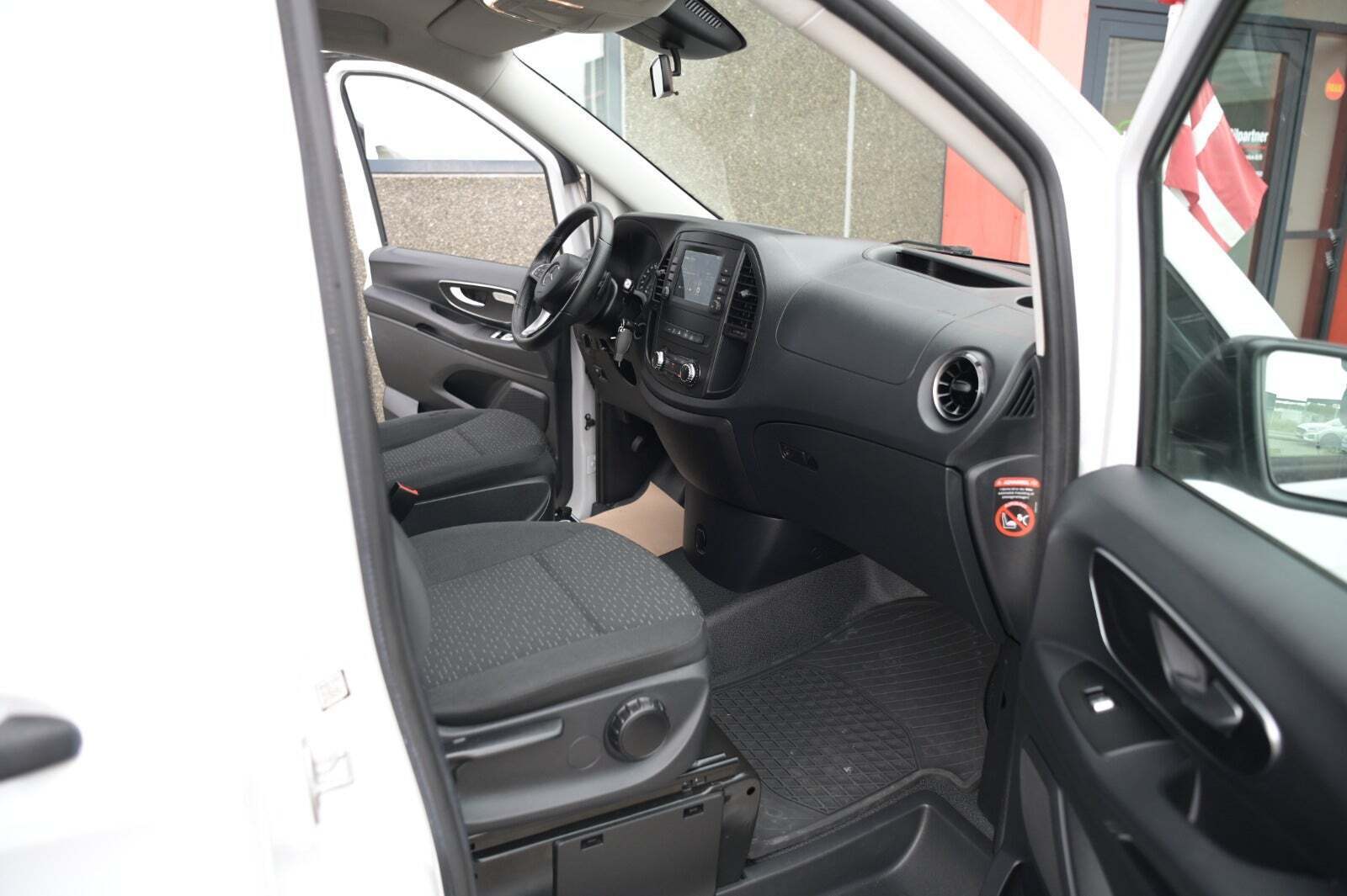 Hvid Mercedes Vito 114 fra 2020