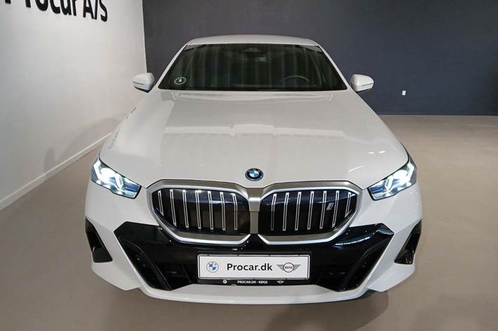Hvid BMW i5 fra 2024