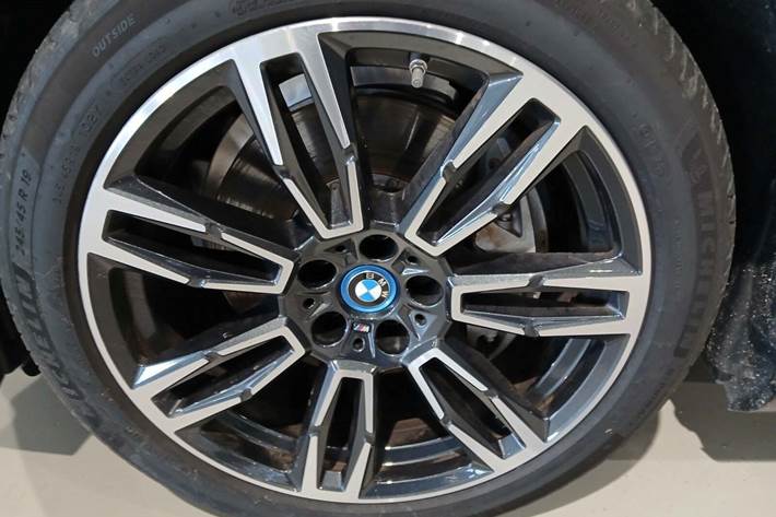Hvid BMW i5 fra 2024