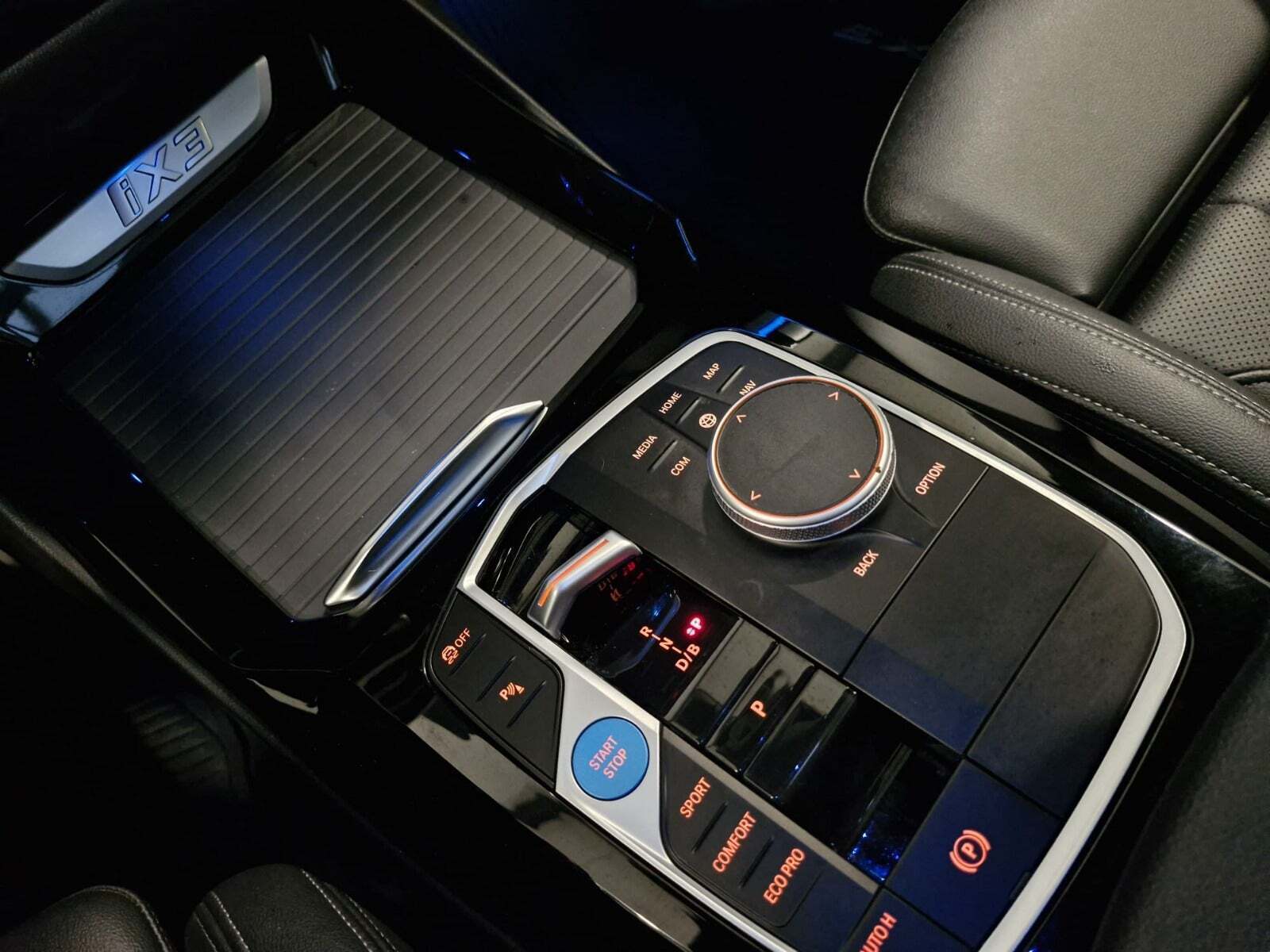 Grå BMW iX3 fra 2023