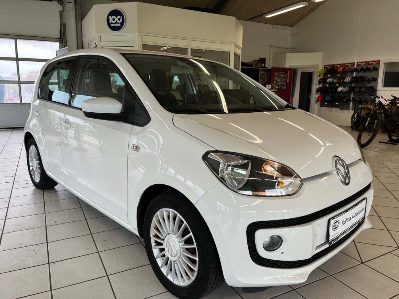Hvid VW UP! fra 2016 set udefra