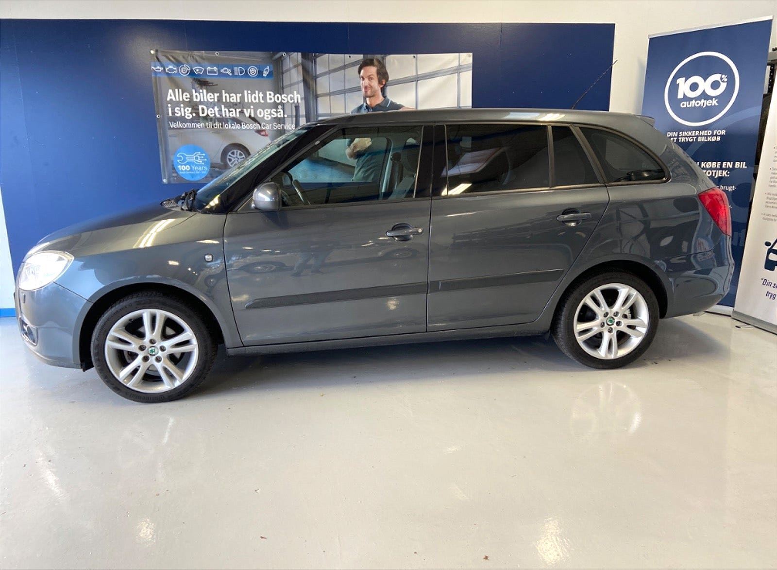 Grå Skoda Fabia fra 2008