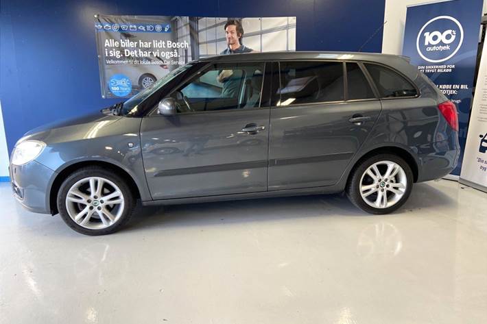 Grå Skoda Fabia fra 2008