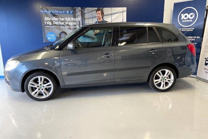 Grå Skoda Fabia fra 2008