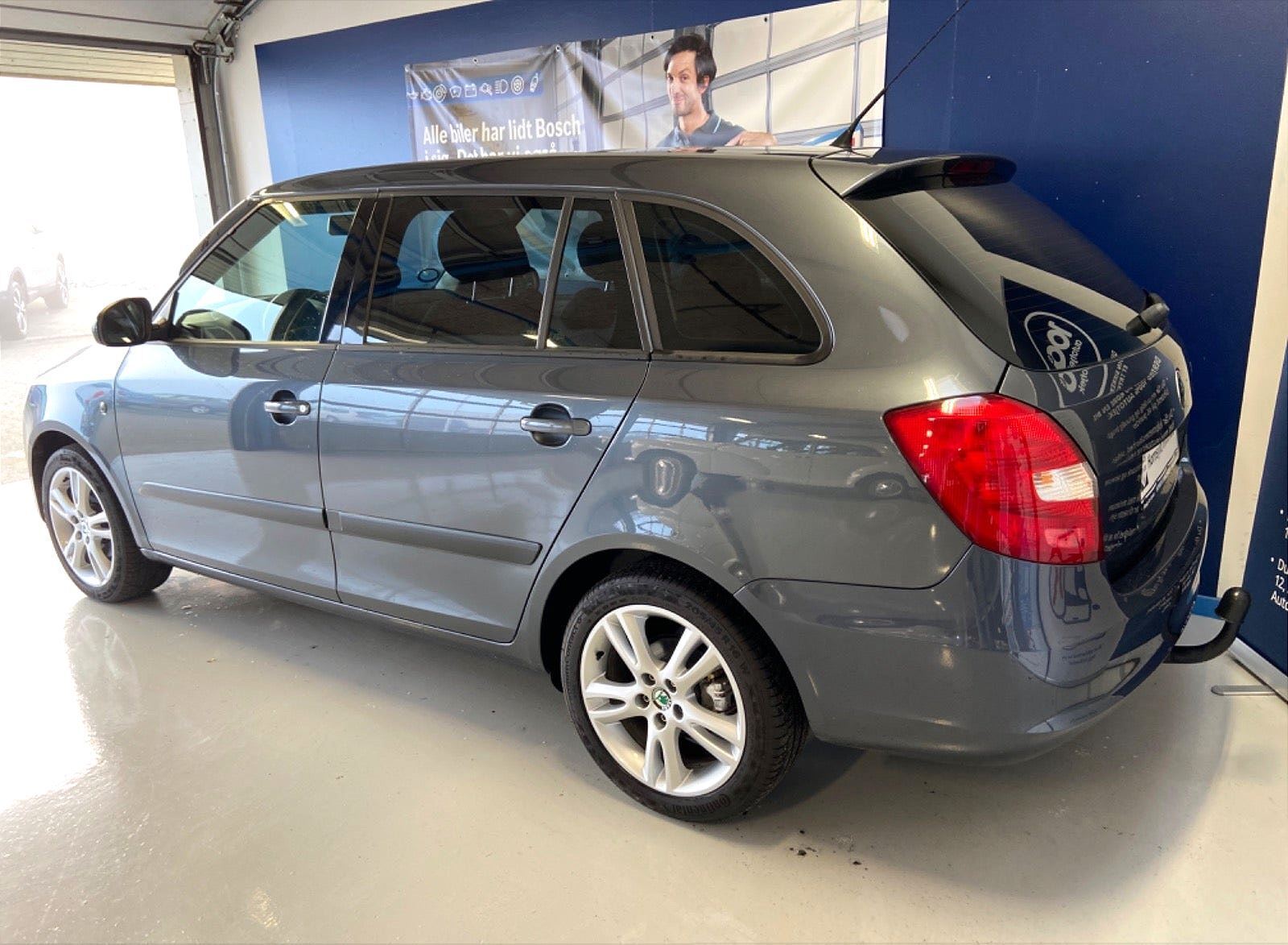 Grå Skoda Fabia fra 2008