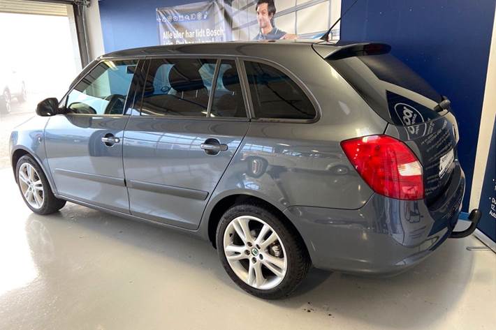 Grå Skoda Fabia fra 2008