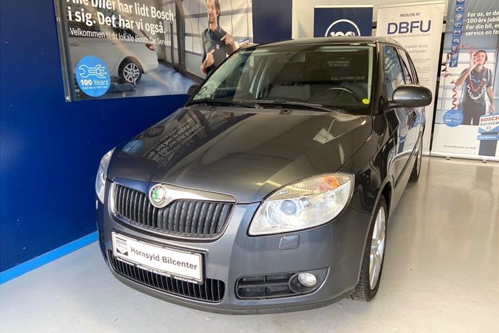 Grå Skoda Fabia fra 2008