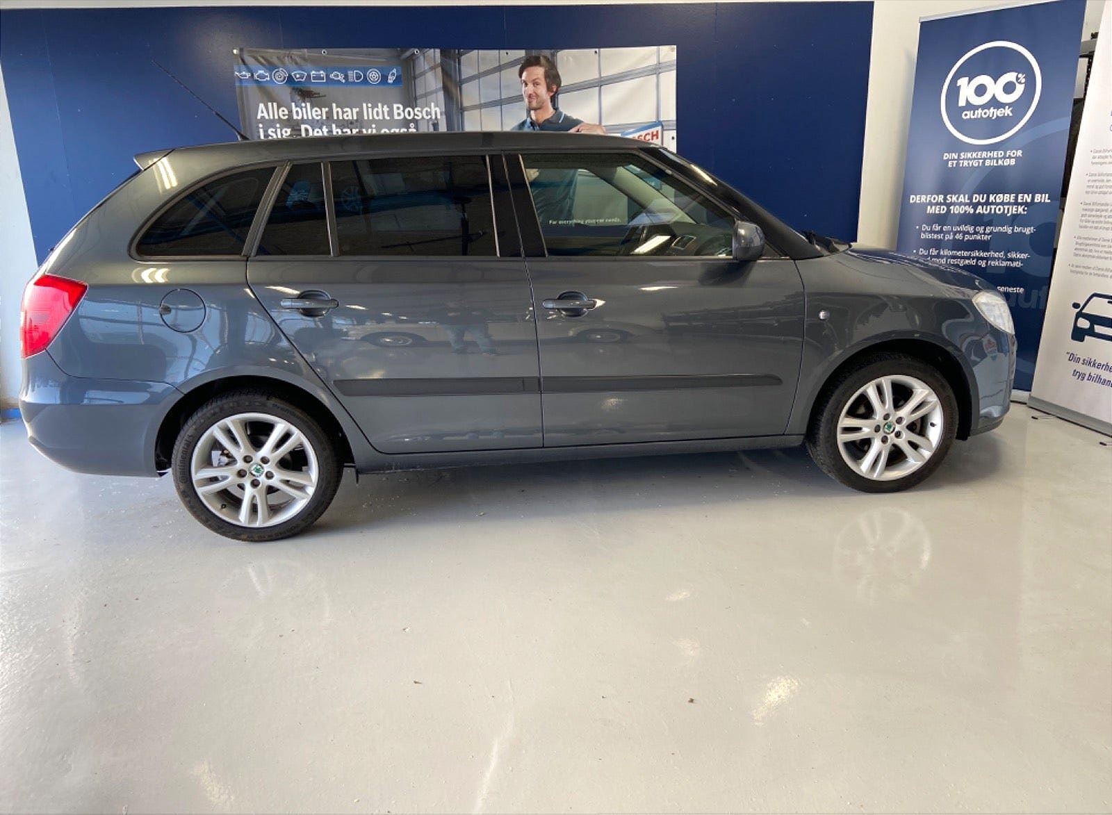 Grå Skoda Fabia fra 2008