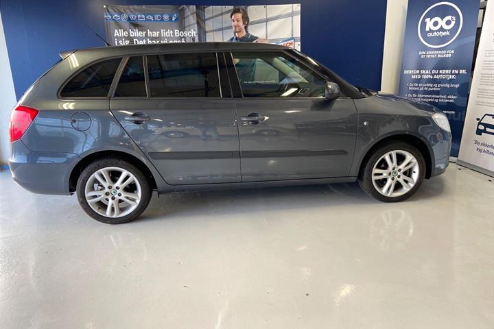Grå Skoda Fabia fra 2008