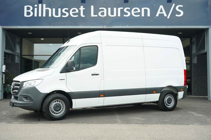 Hvid Mercedes eSprinter 312 fra 2022 set udefra