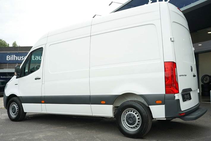 Hvid Mercedes eSprinter 312 fra 2022 set udefra