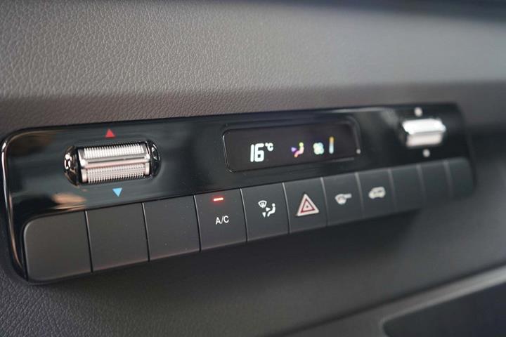 Hvid Mercedes eSprinter 312 fra 2022 set indefra