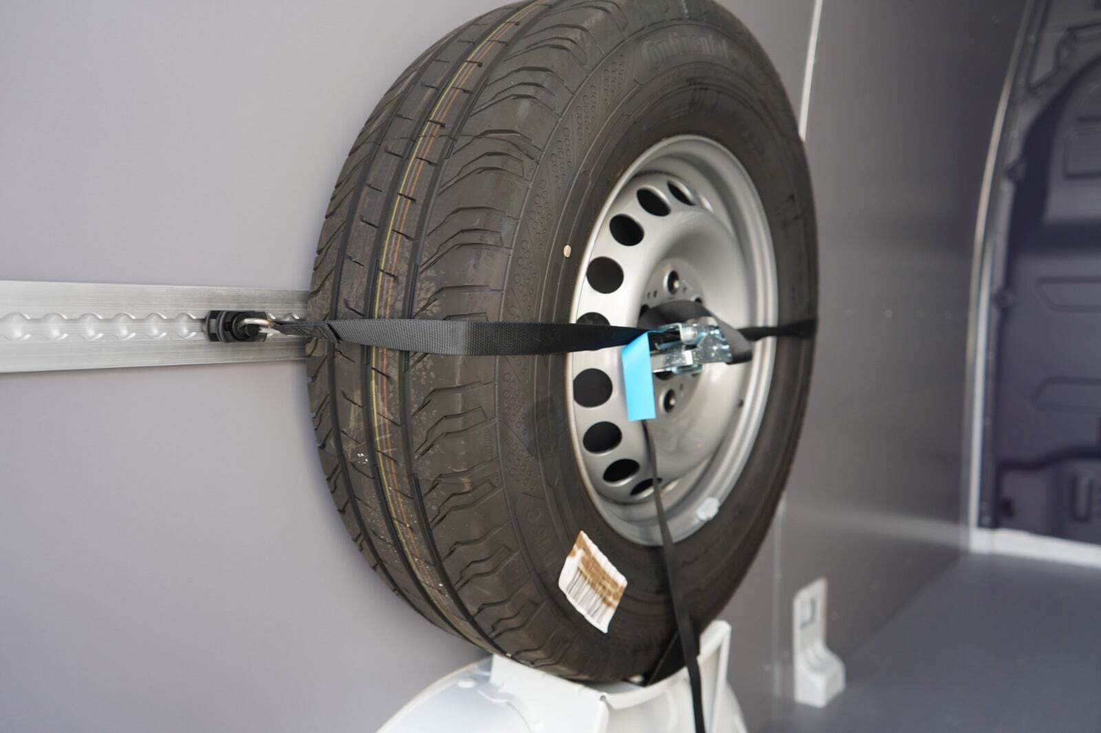 Hvid Mercedes eSprinter 312 fra 2022 set udefra