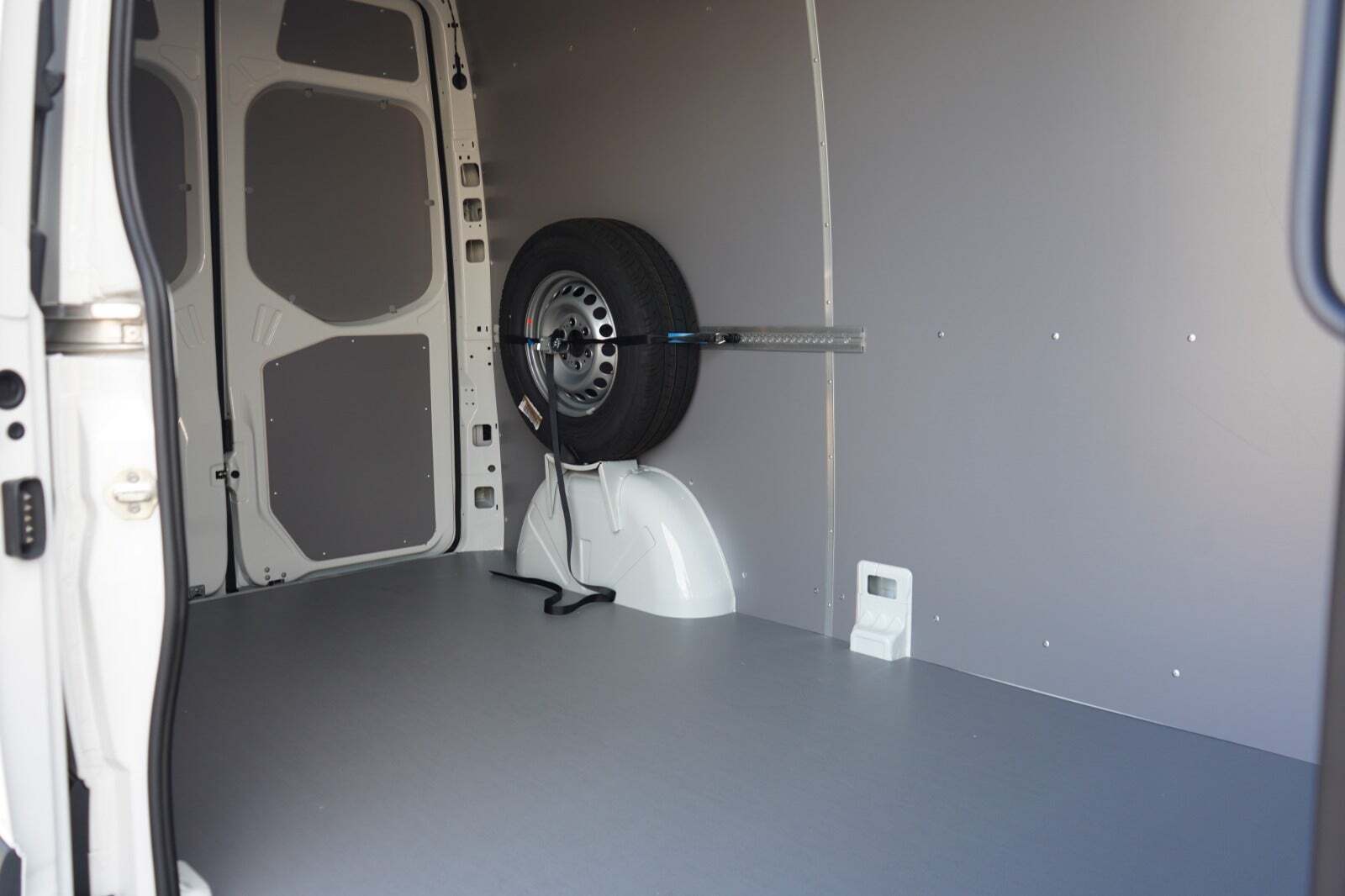 Hvid Mercedes eSprinter 312 fra 2022 set udefra
