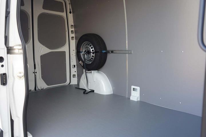 Hvid Mercedes eSprinter 312 fra 2022 set udefra