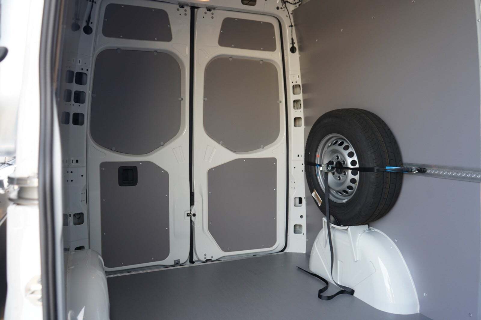 Hvid Mercedes eSprinter 312 fra 2022 set udefra